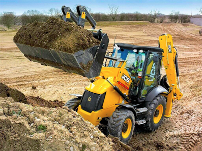 Экскаватор-погрузчик JCB на земляных работах